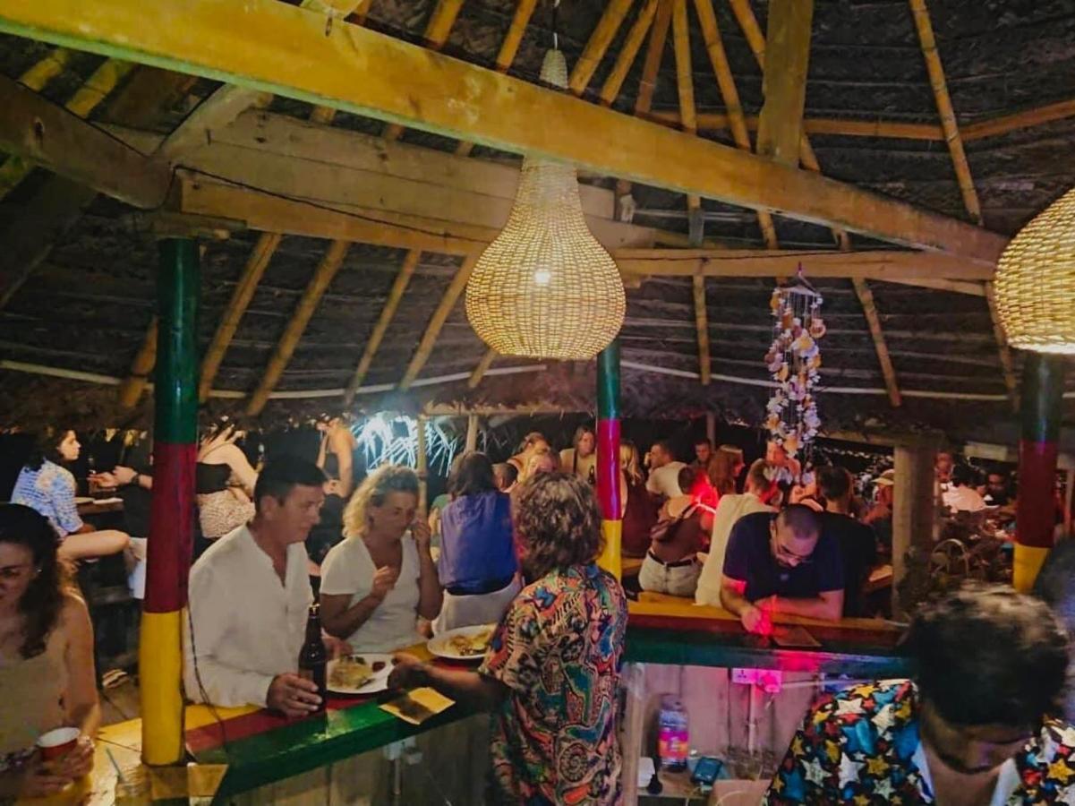 Backpack Beach Hostel & Reggae Bar Bussa エクステリア 写真