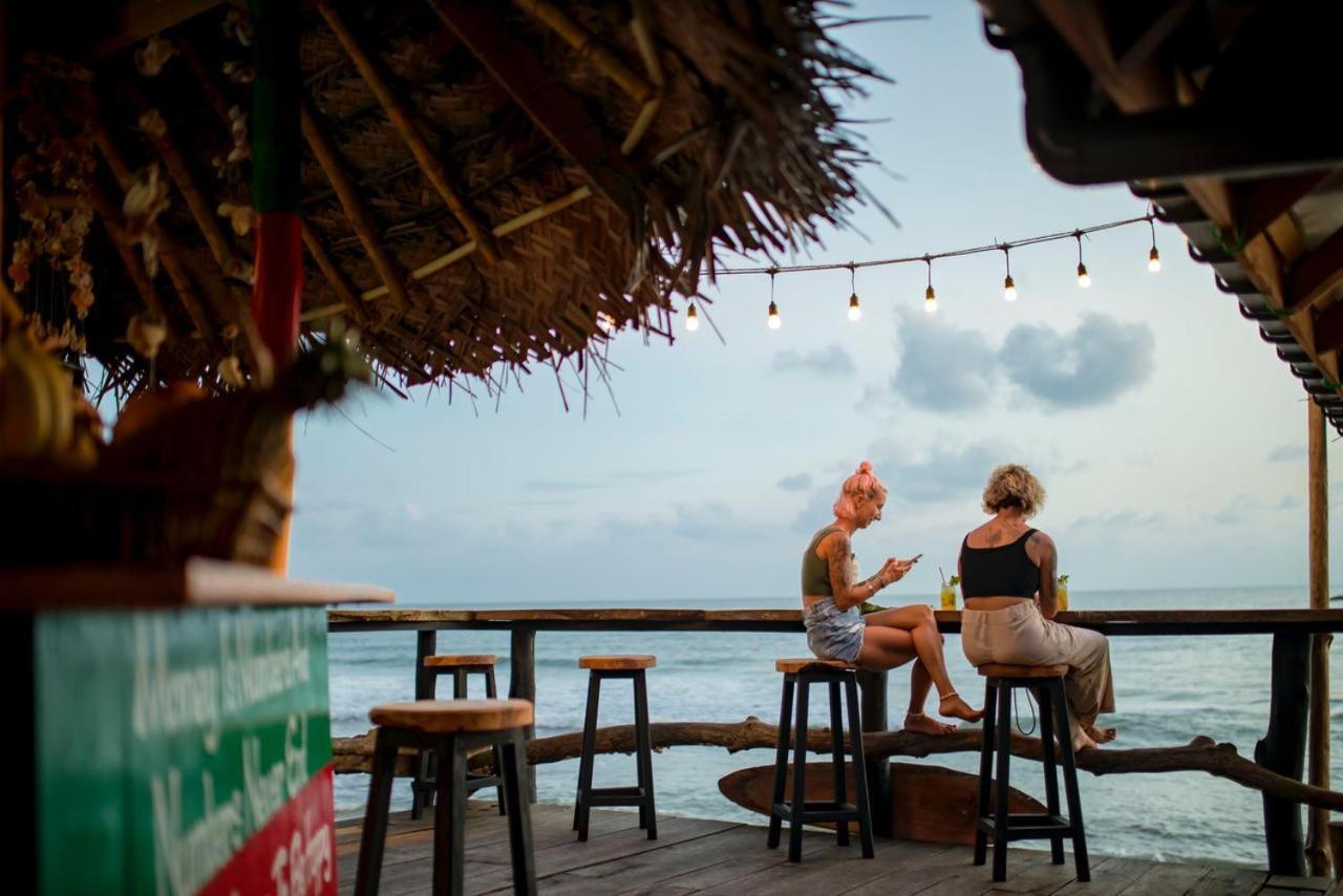 Backpack Beach Hostel & Reggae Bar Bussa エクステリア 写真