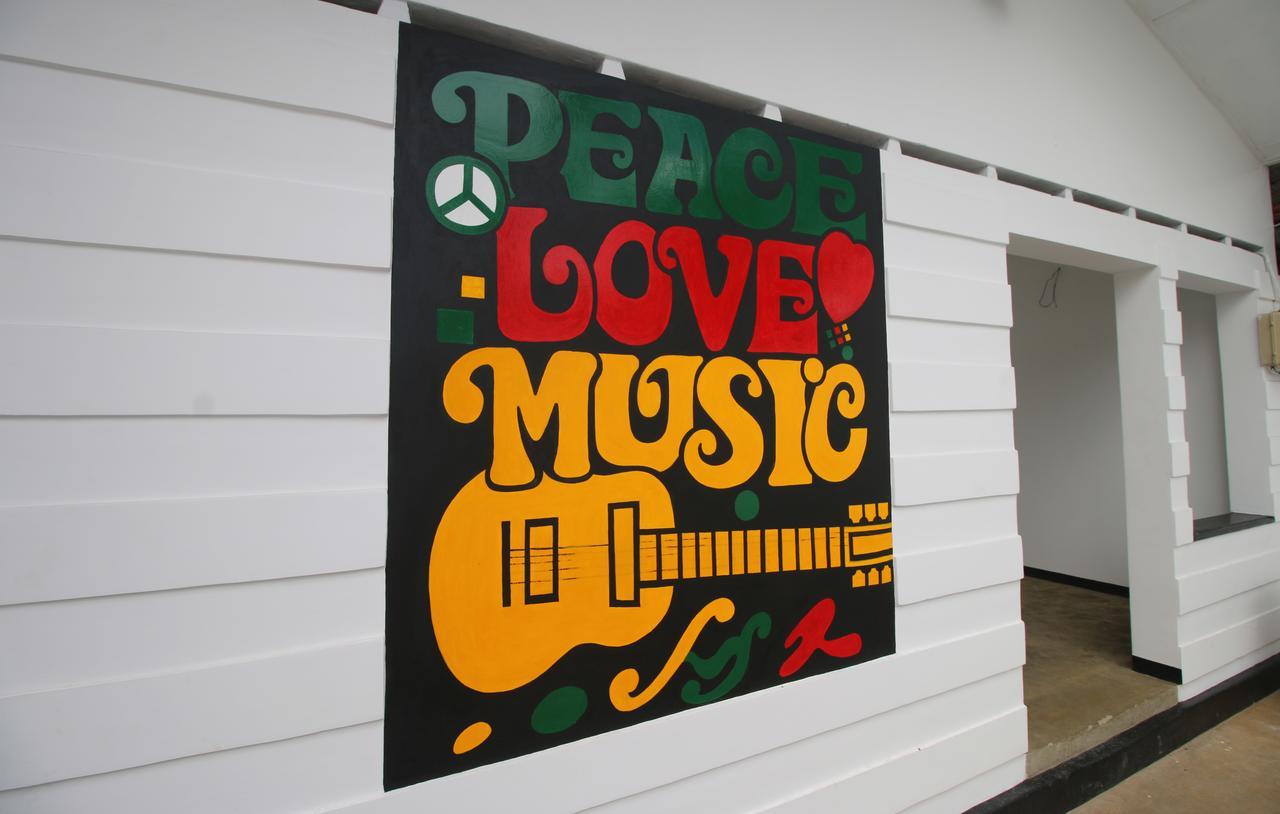 Backpack Beach Hostel & Reggae Bar Bussa エクステリア 写真